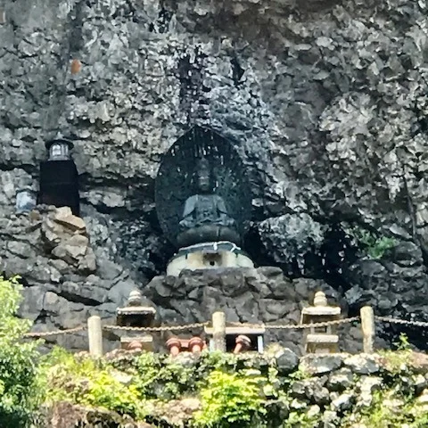 🔥猛暑の中、修行モード全開！？
いつも手を合わせる生駒・寶山寺の【般若窟（はんにゃくつ）】

ここはなんと…
あの役行者（えんのぎょうじゃ）が修行し、般若経を納めたと言われる、超・由緒正しい岩屋✨
歴史が深すぎて、岩が語りかけてきそう…！

そして、その岩窟に安置されているのが
🪷弥勒菩薩様（みろくぼさつさま）✨
造像されたのは、湛海律師の命を受けた、大仏師・法橋院達！
なんともスゴすぎる顔ぶれに、思わず背筋がピンと伸びました😳

「超暑いけど、毎日平穏でいられますように…🙏」そんな祈りが、じんわりと届くような静けさとご縁の場でした。

それにしても、岩屋の中は少しだけ涼しくて…まさに“天然のクーラー”！？
現代人も思わず修行したくなる場所が今、必要かも！？笑
#般若窟 #弥勒菩薩 #真夏の修行 #天然クーラー #生駒の聖地 #ご縁に感謝 #神仏に癒される