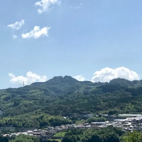 🌞今日もジリジリ…いや、チクチク！？
まるで日差しにツッコミを入れられてるような信貴山の一日（笑）

でも、ふと見上げれば――
青すぎるくらいの空！
平群町から見える信貴山と生駒山の稜線に、思わず深呼吸🍃

だけどその山並みに、大きく削られた場所がひとつ。
あれは…メガソーラー。
地球の未来のための太陽光発電だけど、自然の姿が大きく変わってしまうのを見ると、少しだけ胸がキュッとなる。

今ある環境を作ったのは人間。
だからこそ、壊すよりも「共に生きる」を選びたい🌱

山が教えてくれることは多い。
今日もひとつ、心が整いました。

#暑すぎる信貴山 #自然と共に生きる
#風景に心洗われる #信貴山ビュー最高 #夏でも心を開こう #山が語る未来
#共存共栄ライフ #風水師のひとりごと
